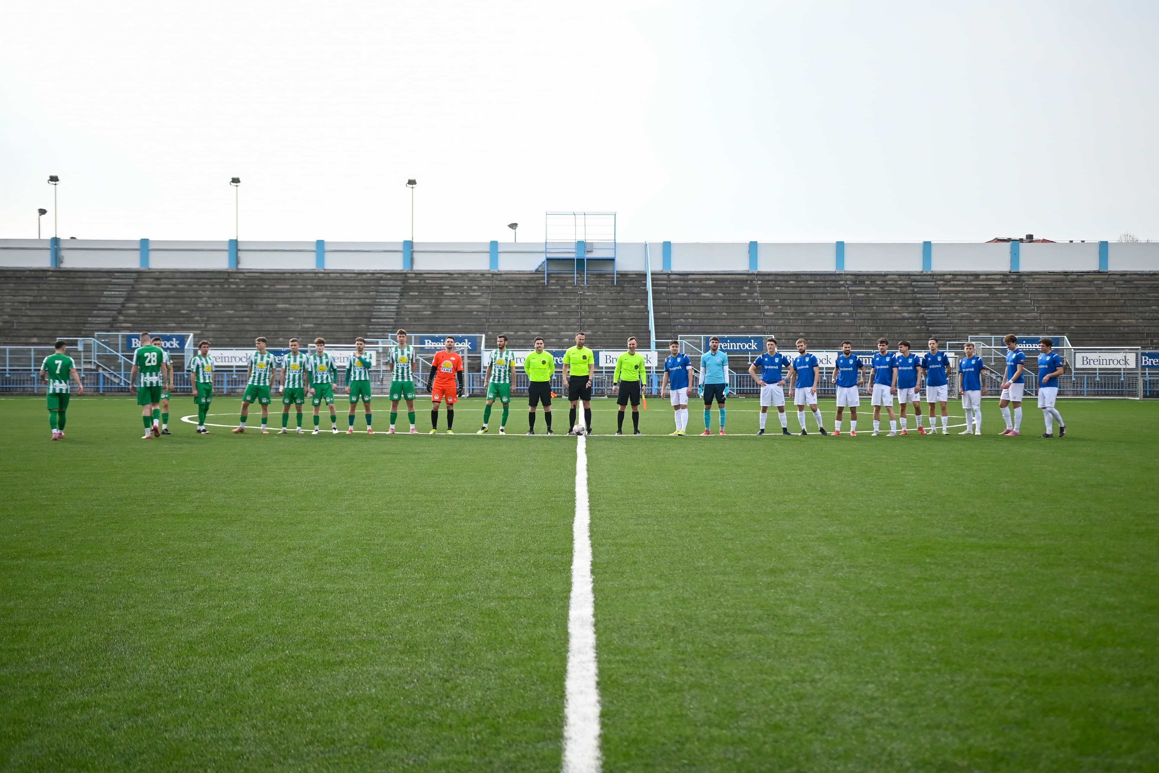 L'NK Izola e la squadra ospite schierate al centro del campo prima del fischio d'inizio allo Stadion Drvarski